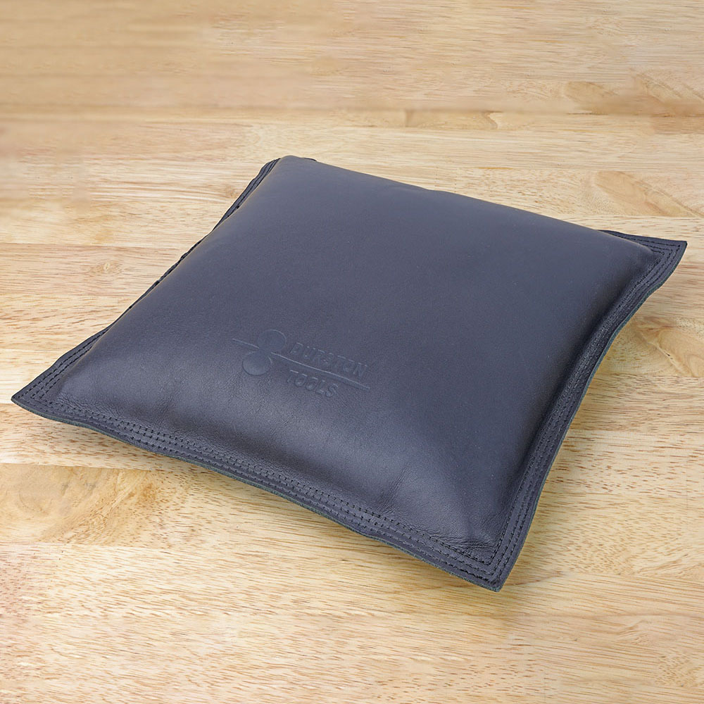 ダーストンスクエア レザーサンドバッグ 240x240mm  - Leatherwork Bench のレビューと価格