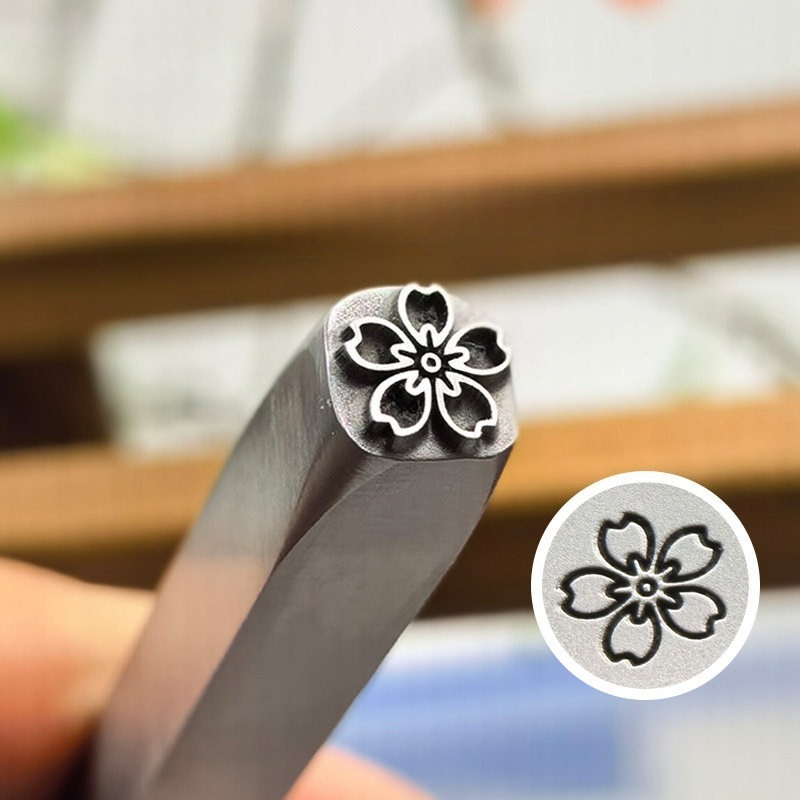 5/7mmフラワーパターンメタルスタンピングツールジュエリー - Leatherwork Embossing のレビューと価格